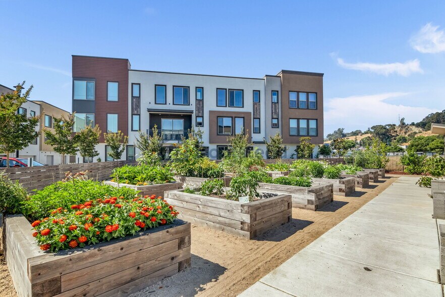 Building Photo - 25443 Parklane Dr