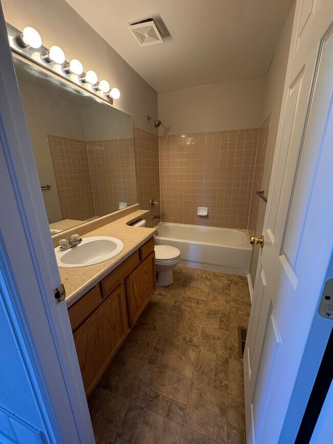 Building Photo - Newly Remodeled 3 Bedroom Home in Claremon...