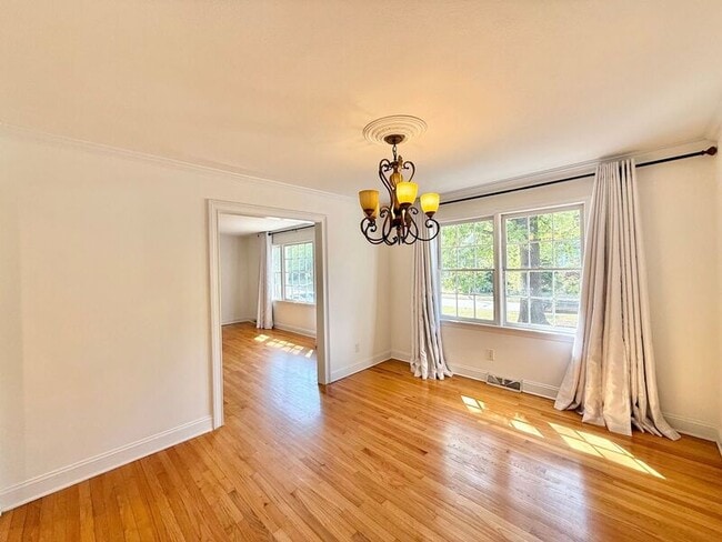 Building Photo - 1402 Hedgelawn Way