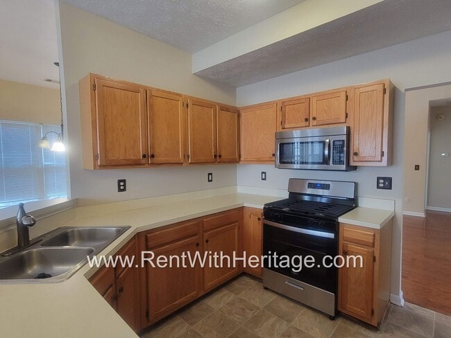 Building Photo - WOW!!...GORGEOUS HOME/HARDWOOD FLOORS/ UPGRADES GALLORE / SWIM - TENNIS