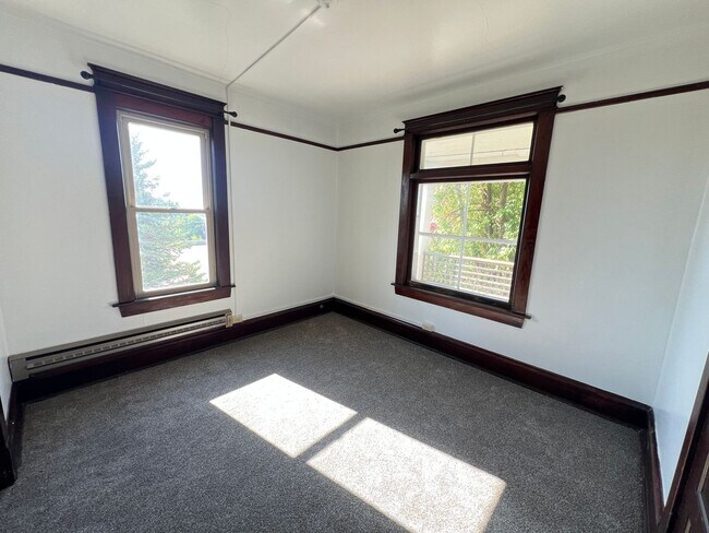 Building Photo - 2+ Bedroom Apartment - AVAILABLE AUGUST 1st!