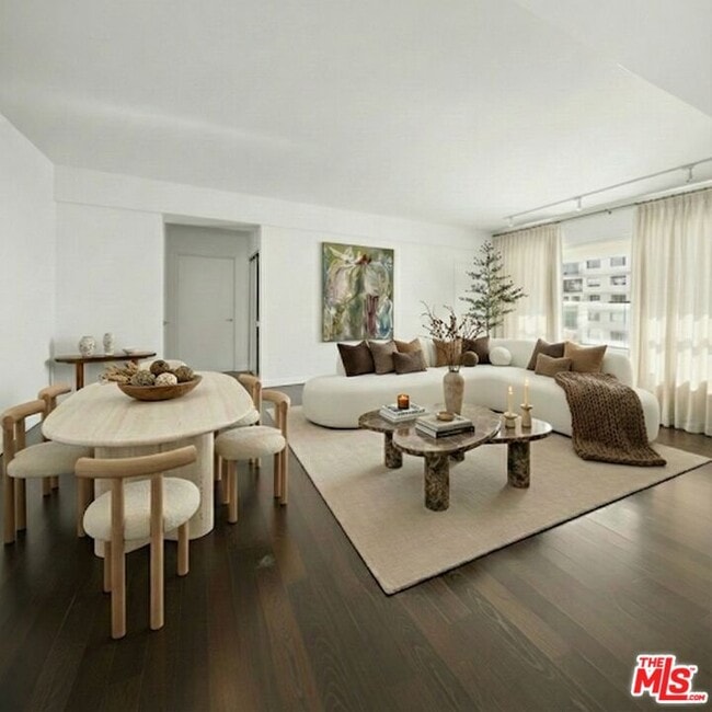 Building Photo - 838 N Doheny Dr