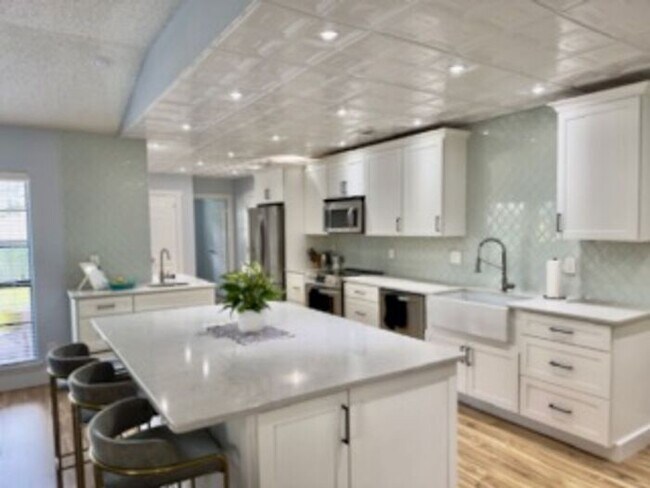 Building Photo - Fully renovated executive home
