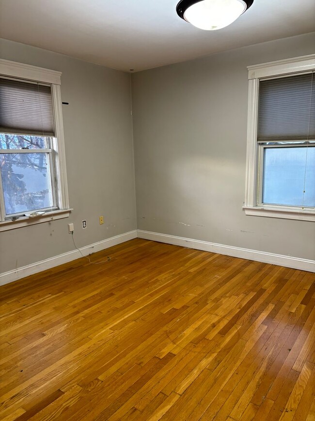 Building Photo - Spacious 3 Bed 2 Bath Apartment in a Conve...