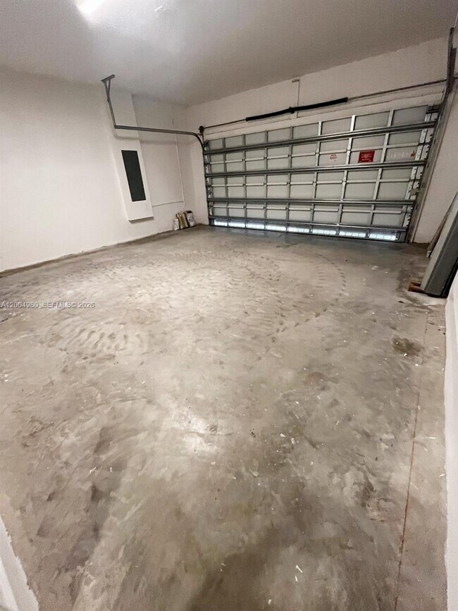 Building Photo - 833 SE 26th Rd