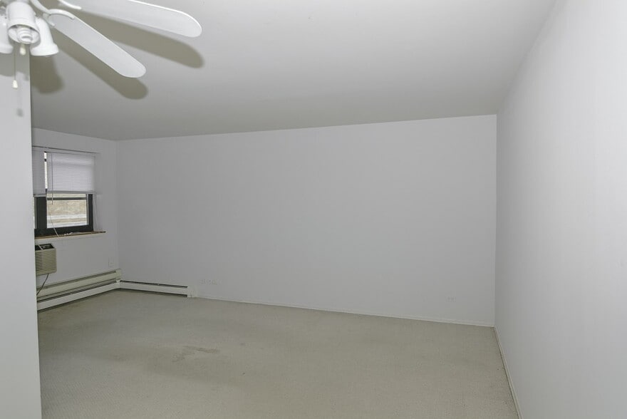 Building Photo - 665 W Wrightwood Ave