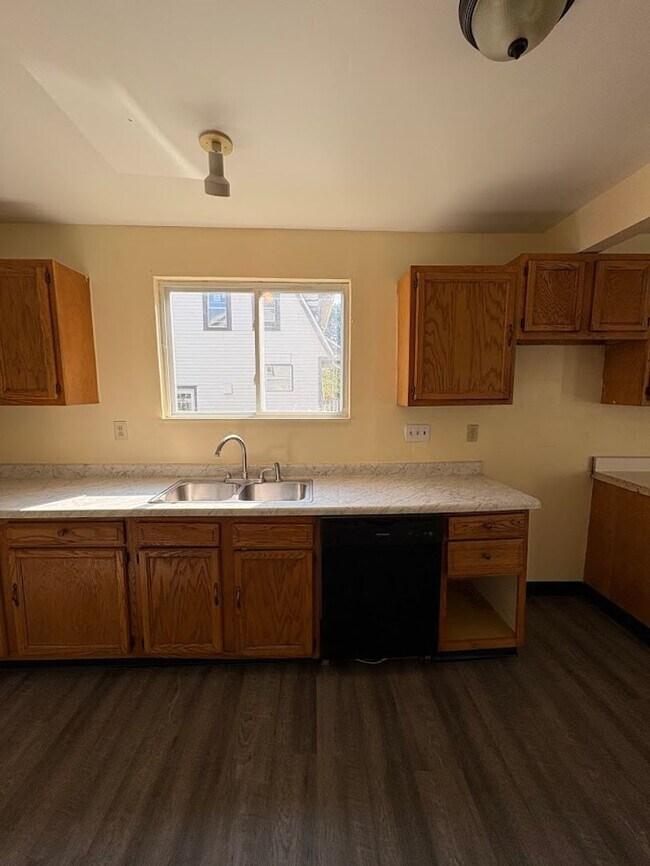 Building Photo - Three bedroom one bathroom home for rent