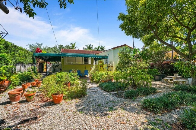 Building Photo - 2460 SW 24th St
