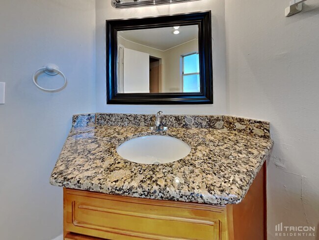 Building Photo - 6521 Bonnie Bay Cir N