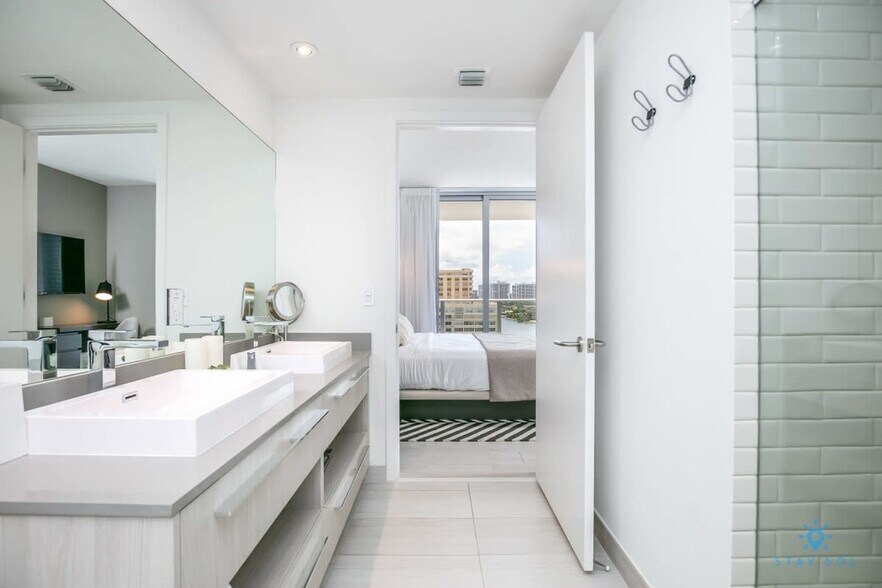Building Photo - 4010 S Ocean Dr