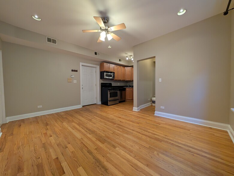 Building Photo - 6813 N Wayne Ave