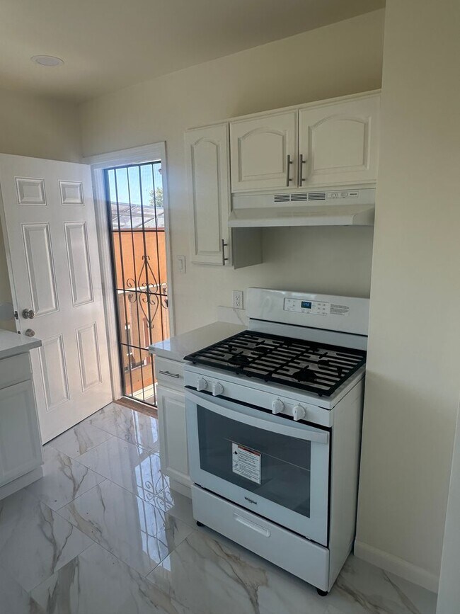 Building Photo - 2774 Madera Ave- 2407 LB/ 2029 L/ 2027 R