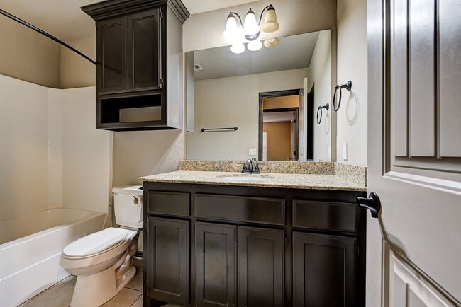 Building Photo - Spacious 3-Bedroom Home in Yukon – Modern ...