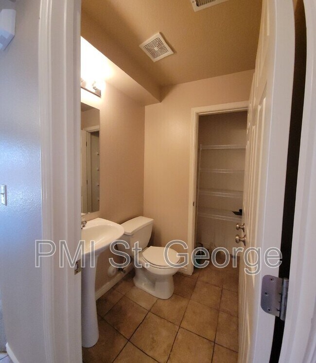 Building Photo - 3155 S Hidden Valley Dr