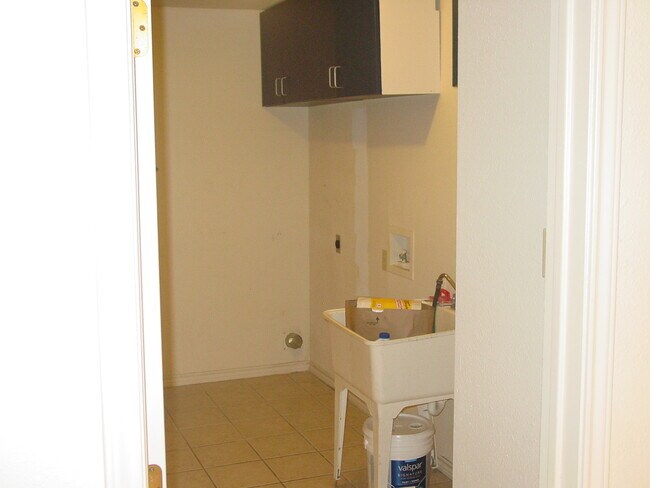 Building Photo - 617 Conway Dr