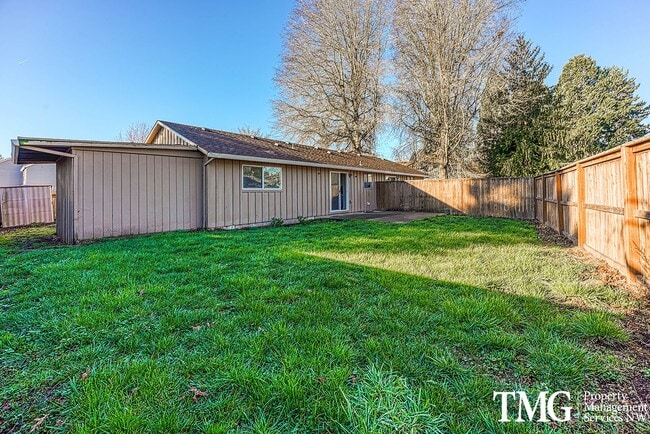 Building Photo - Tucked away 2 Bed 1 Bath Duplex in Hillsboro