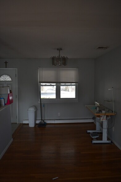 Building Photo - 85 Cedar Dr