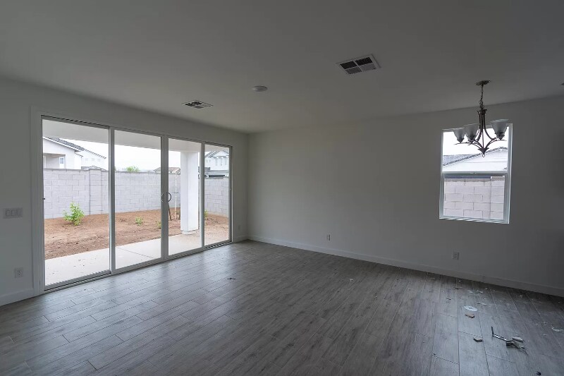 Building Photo - 640 E Vail Ln