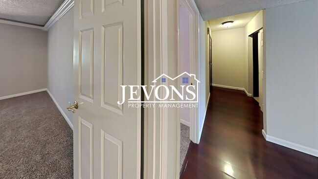 Building Photo - Charming top-floor condo with fully equipp...