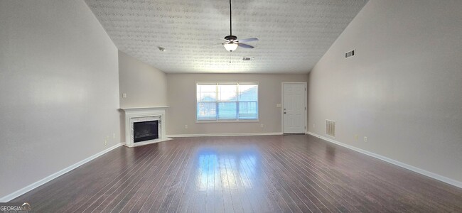 Building Photo - 1055 Livery Cir