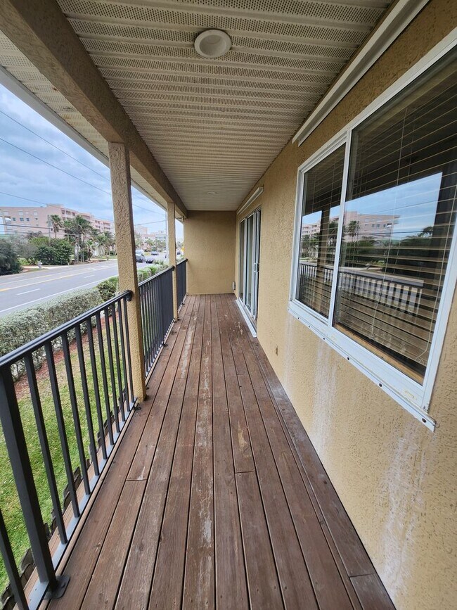 Building Photo - 3 BEDROOM 2 BATH HOME ACROSS FROM BEACH !!!
