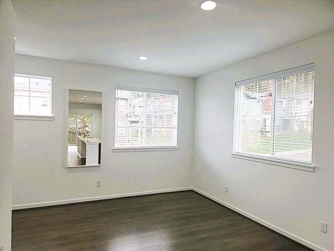 Building Photo - PENDING APPLICATION APPROVAL Gorgeous 2 -B...