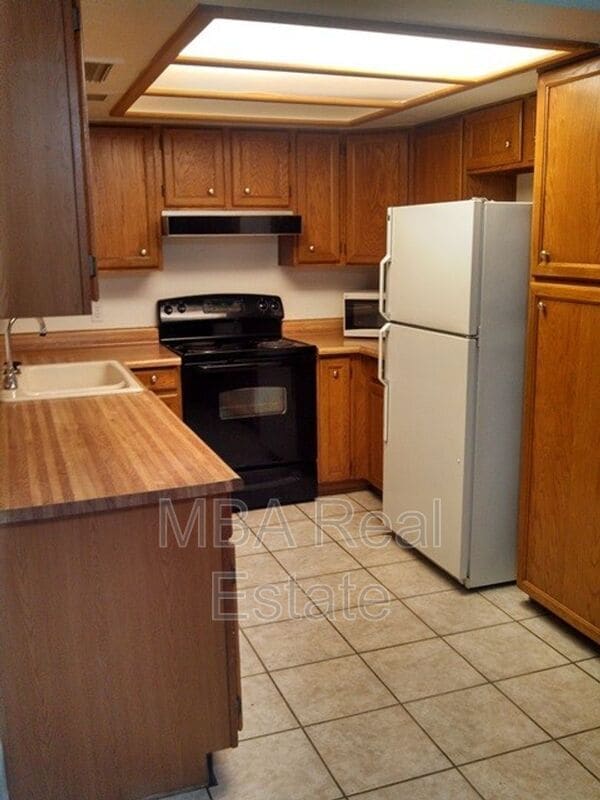 Building Photo - 2211 E Forge Ave