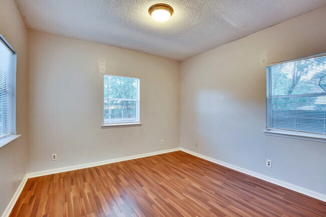 Building Photo - 3113 Robinson Ave