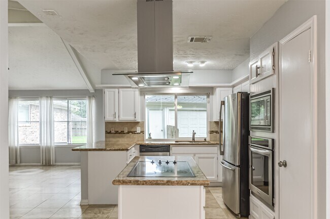 Building Photo - 21335 Park Mt Dr