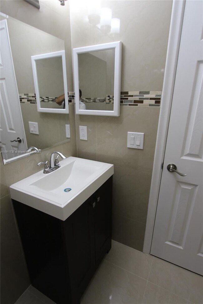 Building Photo - 2720 S Oakland Forest Dr