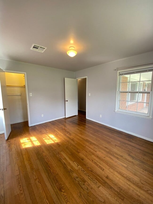 Building Photo - Cute 2 Bed 1 Bath in The Village