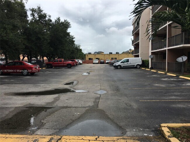 Building Photo - 5825 W 25th Ct