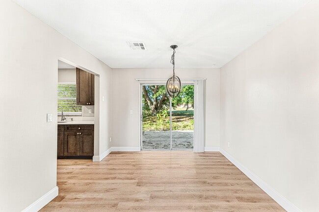 Building Photo - 2160 Fairlane Dr