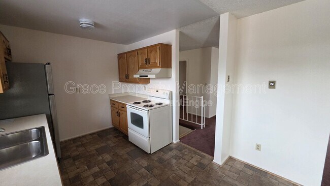 Building Photo - 1044 Maple Dr