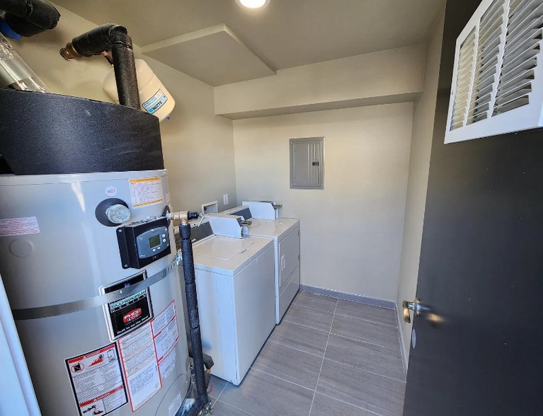 Building Photo - 984 El Camino Dr