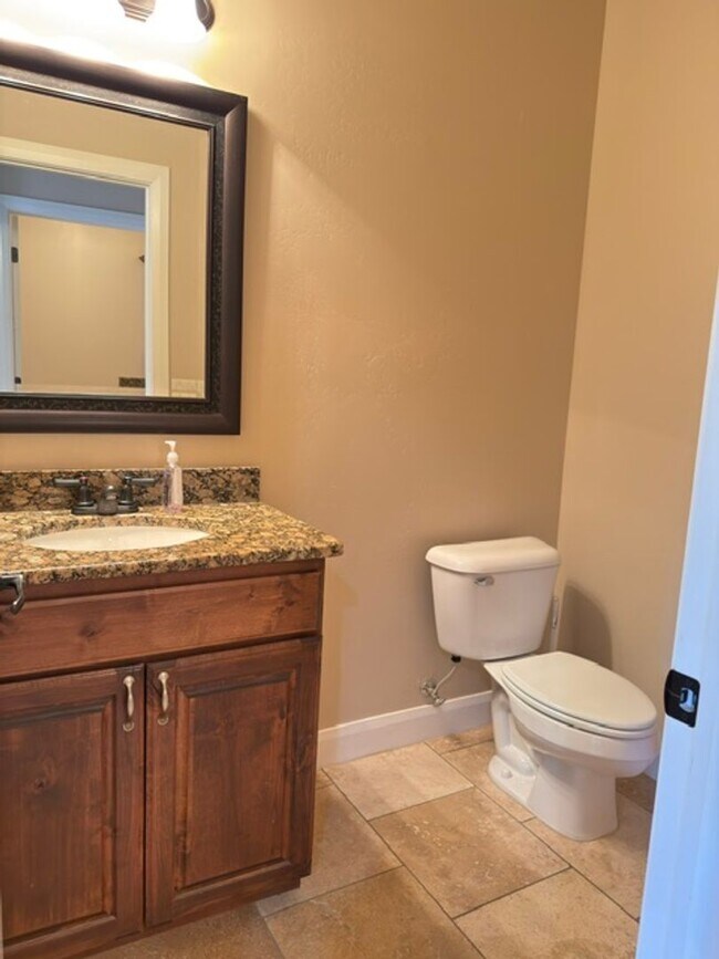 Building Photo - Gorgeous 6 Bedroom Home in Washington!