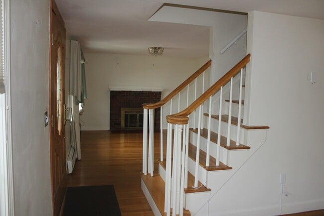 Building Photo - 28 Myrtle St