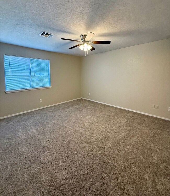 Building Photo - Duplex in East Norman with 2 car garage!
