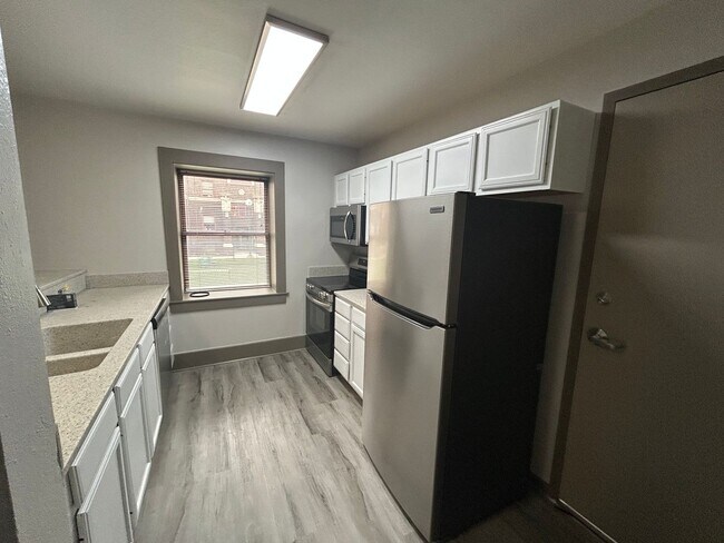 Primary Photo - Spacious Downtown 3 bedroom with updates. ...