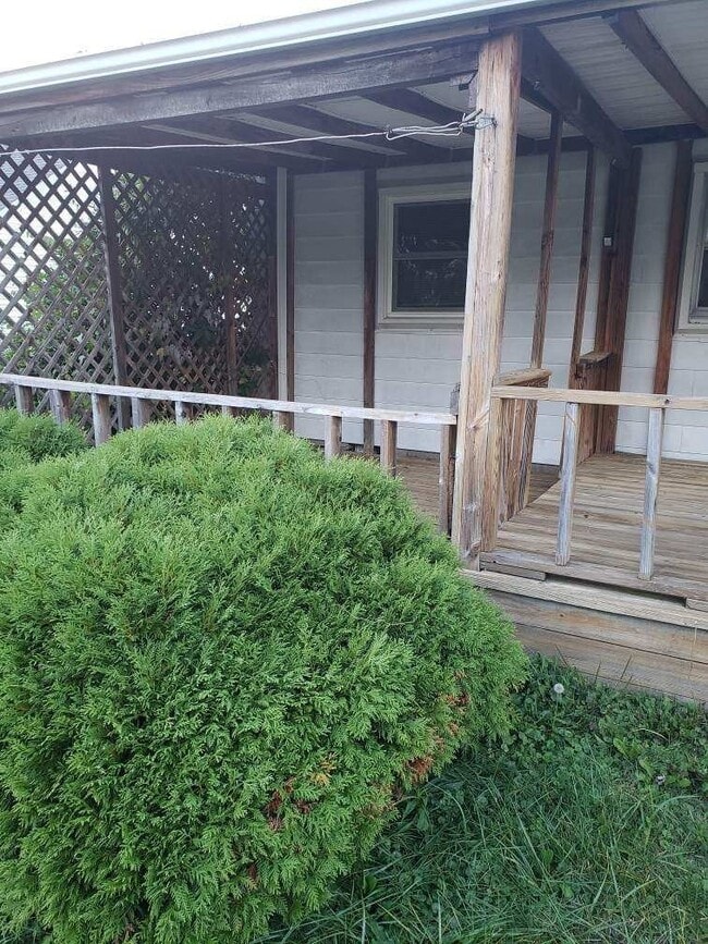 Building Photo - 2 Bedroom Single Family Home with Garage