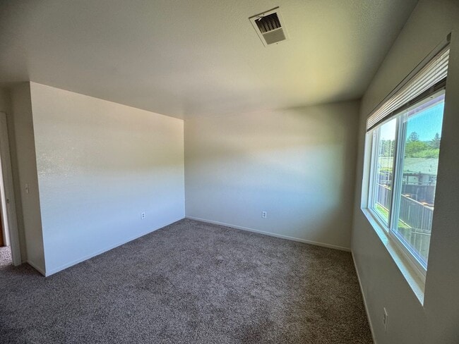 Building Photo - Charming 3 bedroom 1.5 bathroom Two story Town House with an attached garage.