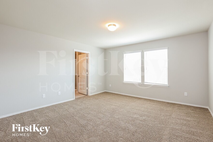 Building Photo - 12034 Silver Lgt