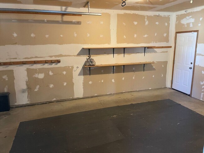 Building Photo - Beautiful Westend patio home