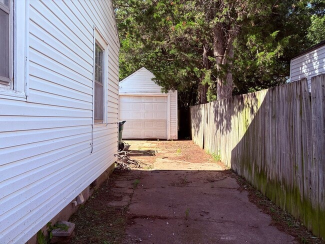 Building Photo - Charming two bedroom home in N.W. OKC