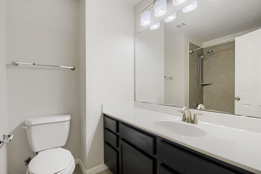 Guest bathroom with tub/shower - 1900 Little Elm Trl