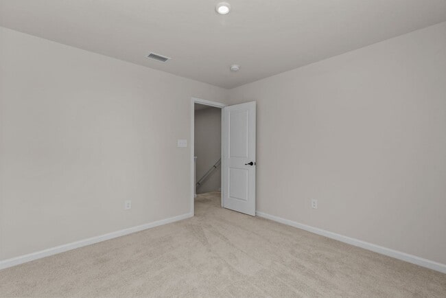 Building Photo - Spacious Home for Rent in Portsmouth!