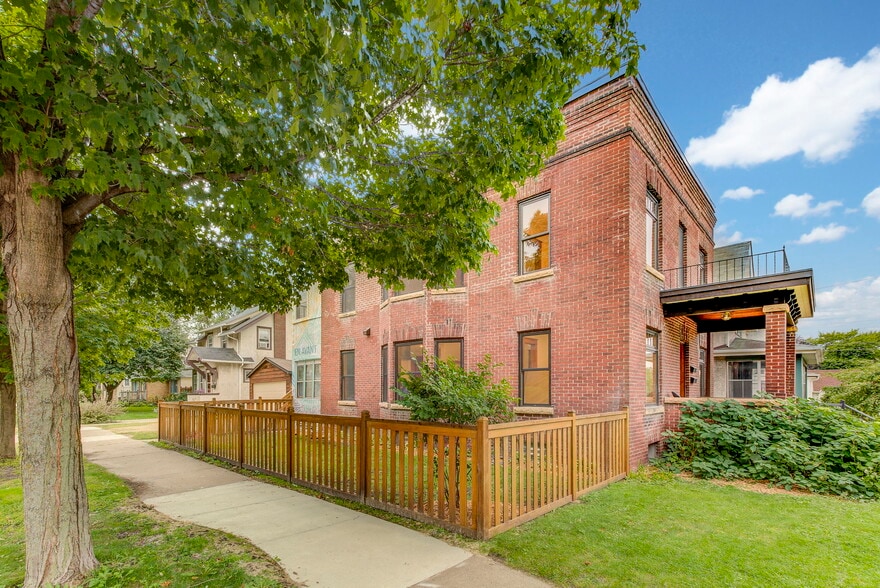 Fenced in side yard - 1322 NE Lowry Ave