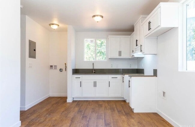 Building Photo - 1BD/1BTH COMING SOON!