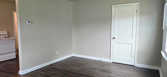 Building Photo - 809 N Marshall Dr