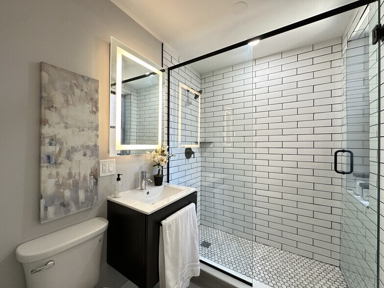 Building Photo - 3840 N Wilton Ave